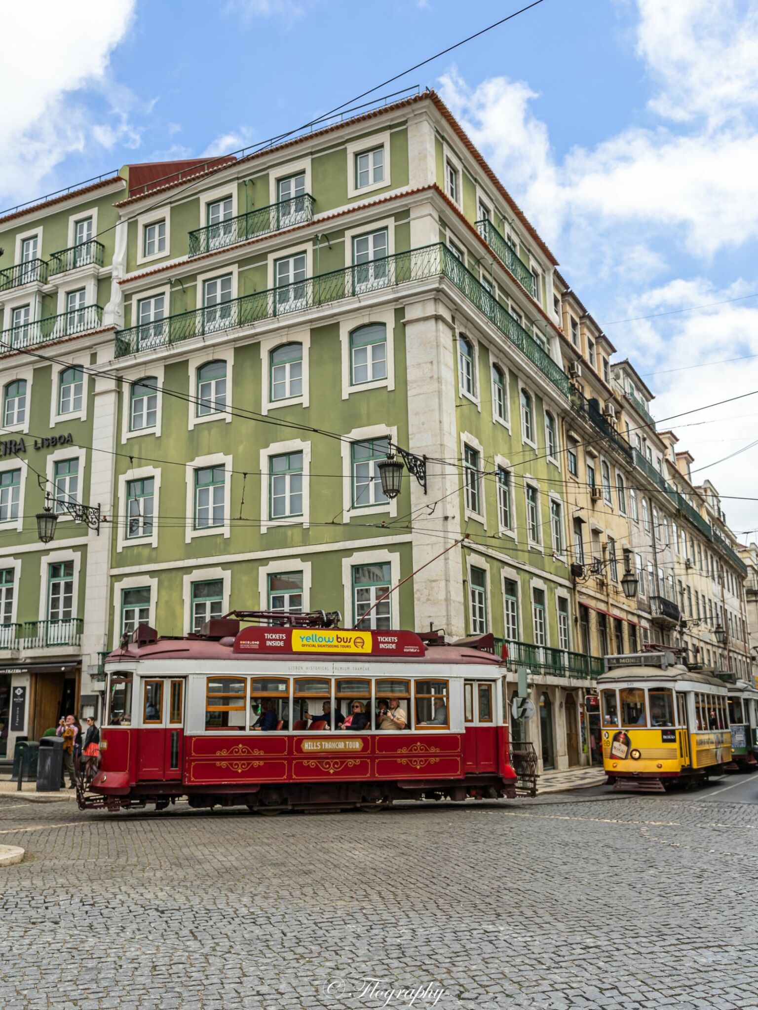 tram rouge et jaune à Lisbonne